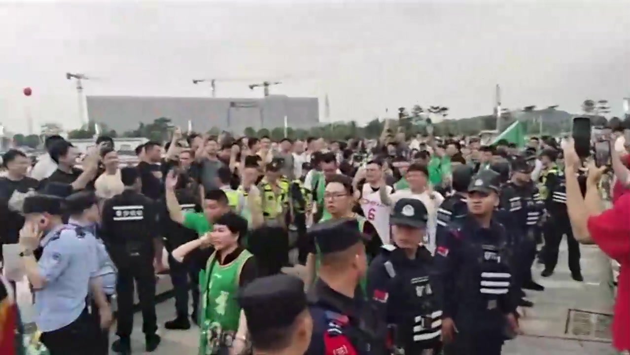  辽粤G4场外，辽宁球迷入场时，广东球迷在一旁高喊：热烈欢迎！